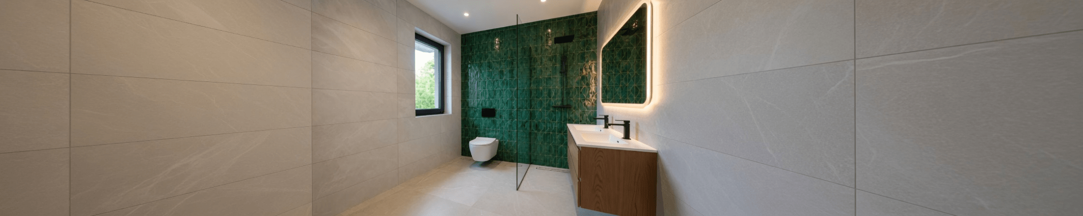 Salle de bain rénovée par Idano avec douche italienne et carrelage vert, appartement à Paris